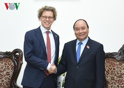 Premierminister Nguyen Xuan Phuc empfängt den schwedischen Botschafter in Vietnam - ảnh 1